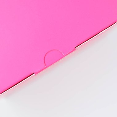 beyaz arkaplanda pembe karton kutu, tasarım paketi