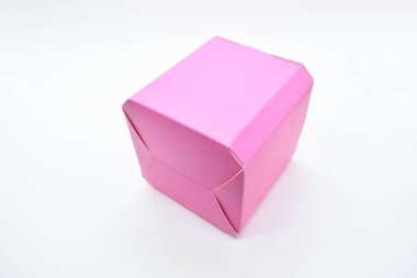 beyaz arkaplanda pembe karton kutu, tasarım paketi