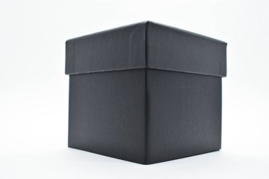 Beyaz arka planda siyah karton kutu, ambalaj endüstrisi