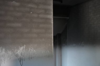 Kirli siyah duvar yangından, inşaat endüstrisinden yanmış.