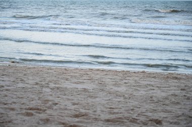Mavi gökyüzü ile deniz ve kum, doğal arkaplan