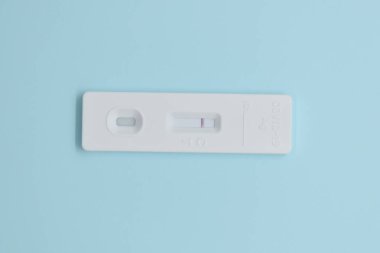 Mavi arkaplanda covid test kiti