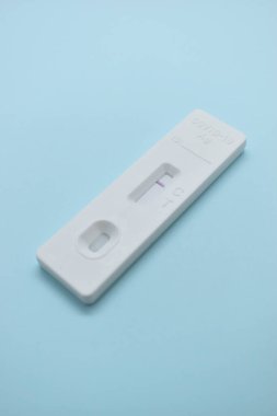 Mavi arkaplanda covid test kiti