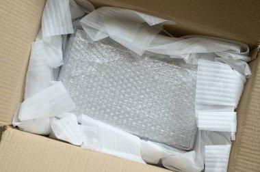 Kahverengi kutuya konulmuş beyaz paket balonu