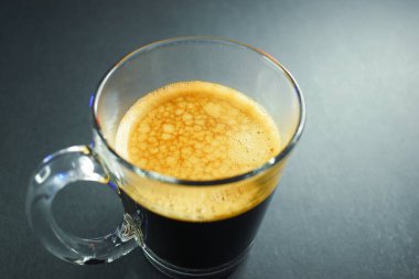 Siyah masada sıcak sade kahve, sabah içeceği.