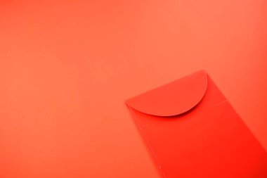 dizayn için kırmızı arkaplanda kırmızı zarf