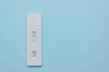 Mavi arkaplanda covid test kiti