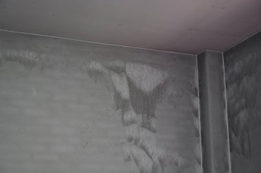 Ev yangından yanmış, siyah kirli duvar.