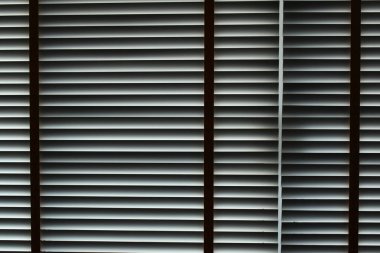 Pencereye beyaz perdeler, iç tasarım.