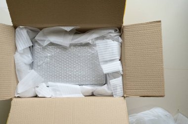 Kahverengi kutuya konulmuş beyaz paket balonu