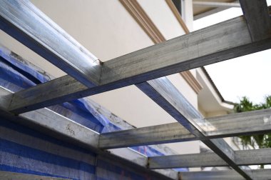 Gri metal çelik ve inşaat endüstrisinden yapılmış çatı