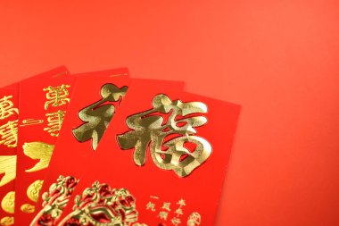 Kırmızı arkaplanda Çin Günü için kırmızı zarf