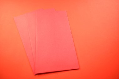 Çin gününde kart tasarımı için kırmızı arkaplanda kırmızı zarf