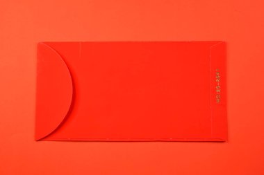 dizayn için kırmızı arkaplanda kırmızı zarf