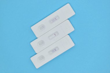 Mavi arkaplanda covid test kiti