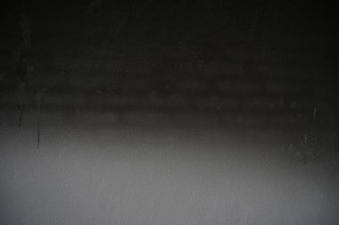 Kara kirli duvar yangından yanmış, inşaat endüstrisinden.