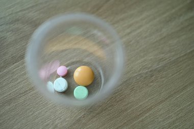 Hastayı tedavi etmek için renkli hapların hastanede sağlığı iyidir.