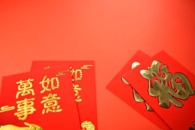 Kırmızı arkaplanda Çin Günü için kırmızı zarf