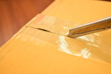 paper box with sharp knife, packaging industry