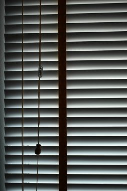 Pencereye beyaz perdeler, iç tasarım.