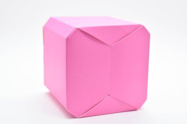 beyaz arkaplanda pembe karton kutu, tasarım paketi