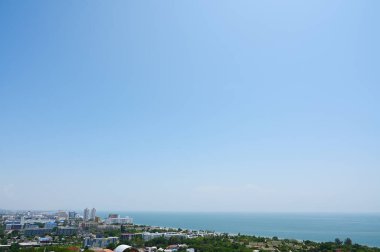 Deniz manzaralı ve mavi gökyüzü olan güzel şehir.