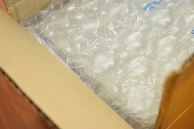 Kahverengi kutuya konulmuş beyaz paket balonu