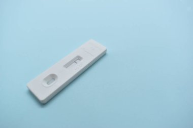 Mavi arkaplanda covid test kiti