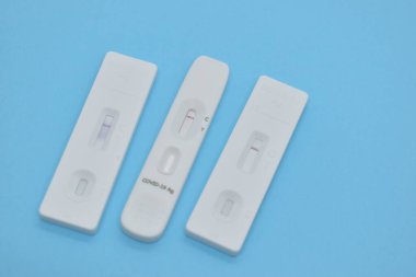 Mavi arkaplanda covid test kiti