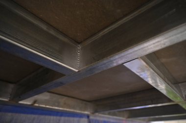 Gri metal çelik ve inşaat endüstrisinden yapılmış çatı