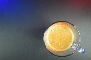 Siyah sehpanın üzerinde, neon ışıklı sıcak sade kahve.