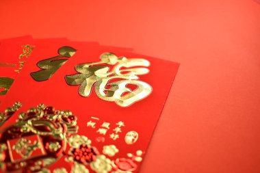 Kırmızı arkaplanda Çin Günü için kırmızı zarf