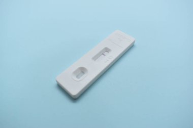 Mavi arkaplanda covid test kiti