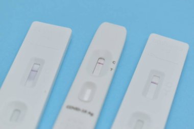 Mavi arkaplanda covid test kiti