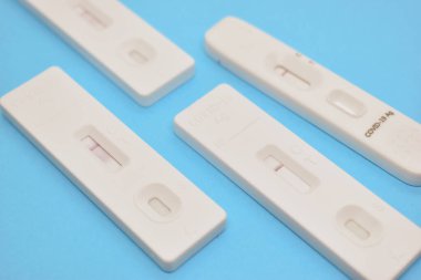 Mavi arkaplanda covid test kiti