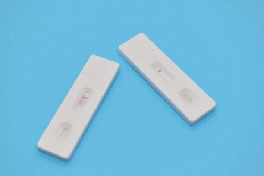 Mavi arkaplanda covid test kiti