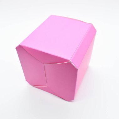 beyaz arkaplanda pembe karton kutu, tasarım paketi
