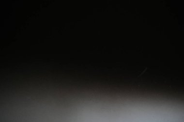 Kara kirli duvar yangından yanmış, inşaat endüstrisinden.