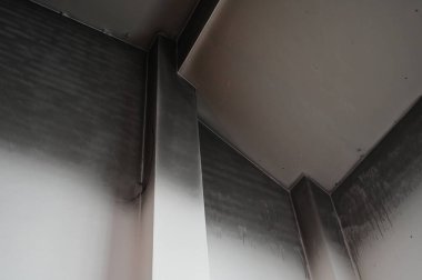 Ev yangından yanmış, siyah kirli duvar.