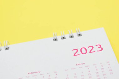 Sarı arkaplanda beyaz takvim 2023