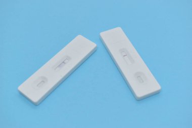 Mavi arkaplanda covid test kiti