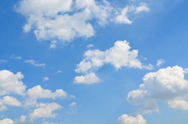 Mavi gökyüzünde beyaz bulut, doğal arkaplan