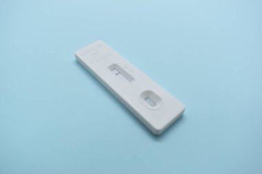 Mavi arkaplanda covid test kiti