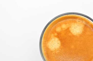 Sıcak siyah kahve beyaz masa arkasına konur.