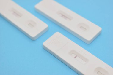 Mavi arkaplanda covid test kiti