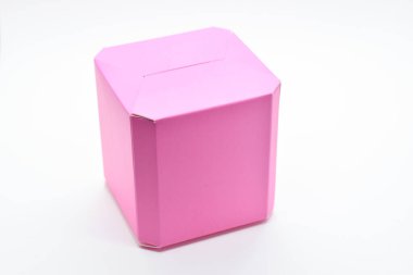 beyaz arkaplanda pembe karton kutu, tasarım paketi