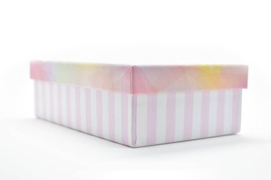 Beyaz arkaplanda güzel pembe karton kutu, tasarım için paket