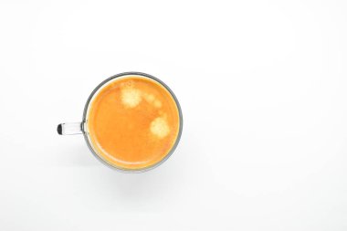 Sıcak siyah kahve beyaz masa arkasına konur.