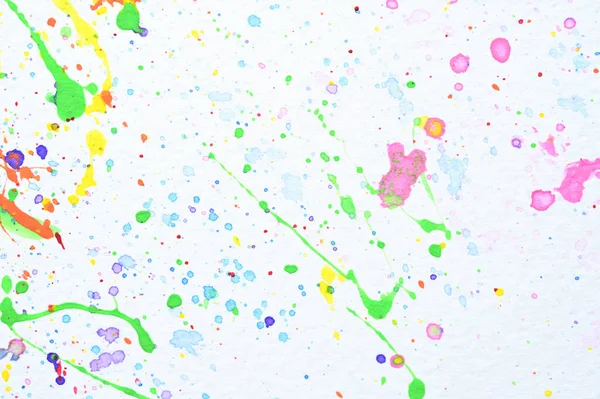 beyaz kağıt üzerinde su rengi sıçraması, renkli sanat tasarımı