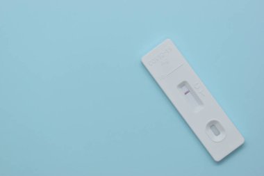 Mavi arkaplanda covid test kiti